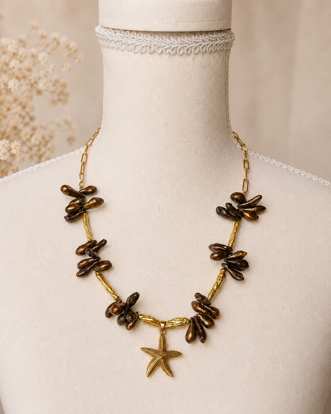 Collana con perle di fiume esposta su manichino.