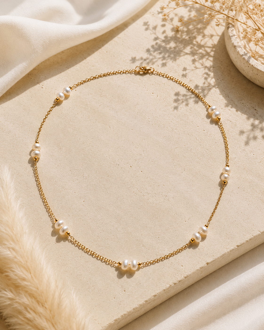 Collana in acciaio inossidabile color oro con doppie perle di fiume naturali.