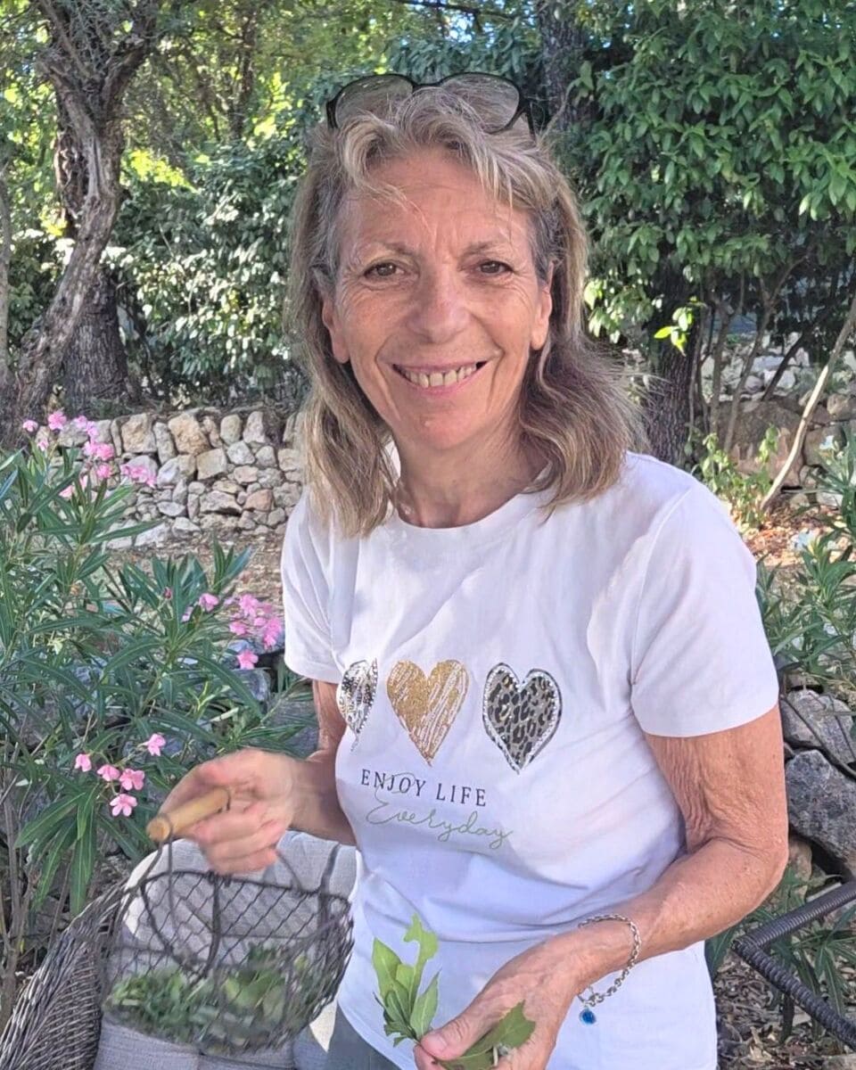 Patricia, fondatrice de Nature & Santé avec Patricia, dans son jardin, partageant des conseils fiables en santé naturelle, prévention et bien-être au naturel.