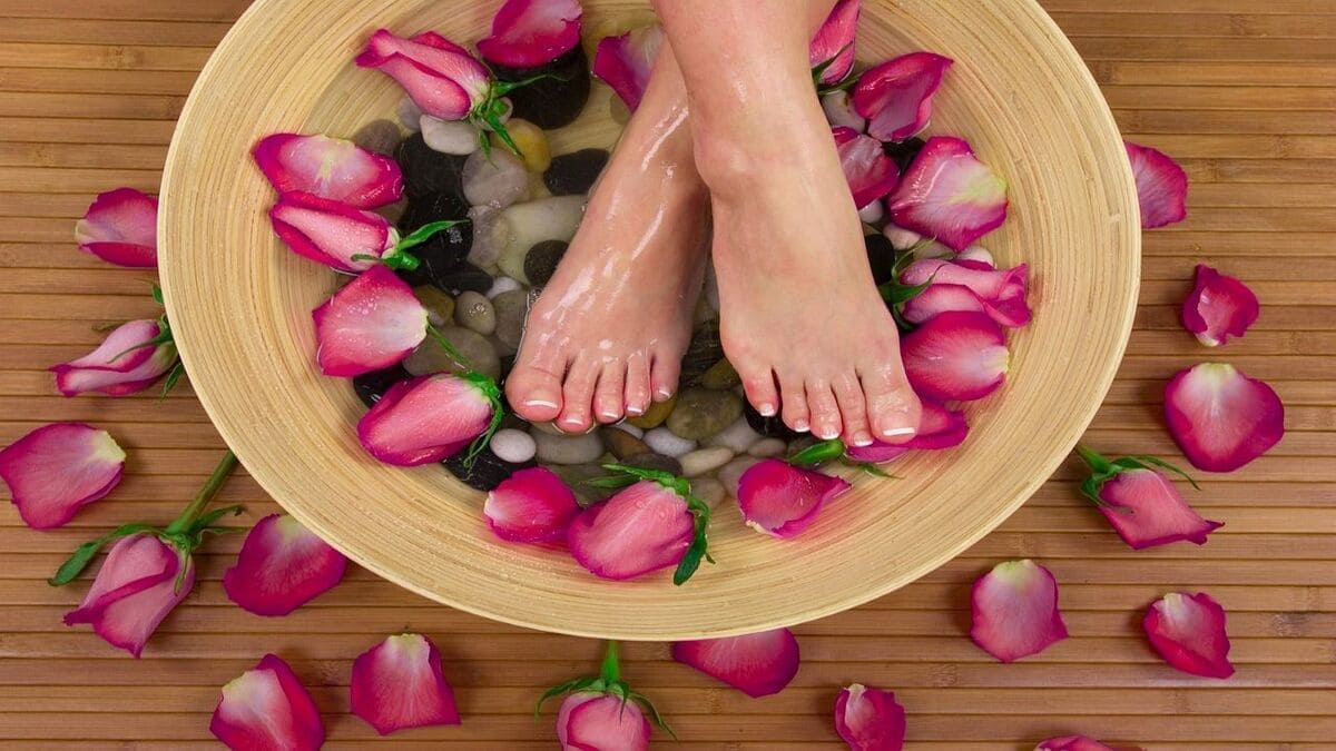 Bain de pied avec pétales de rose pour le bien-être en santé naturelle
