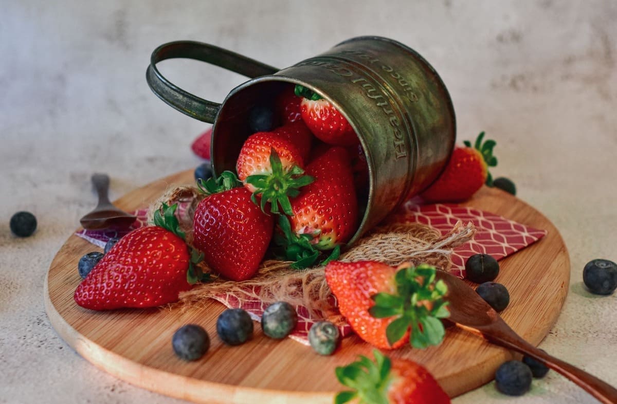 Assortiment de fruits rouges frais illustrant un témoignage sur Nature & Santé avec Patricia, symbole d'alimentation saine, de santé naturelle et de bien-être. 🌿🍓🫐