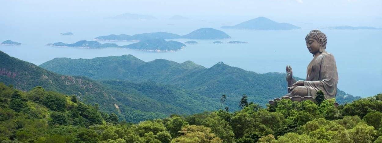 Colline verdoyante surplombant la mer et les îles dans un univers de sérénité et bien-être, une ambiance zen et méditative avec Bouddha, vue apaisante sur la mer et les îles