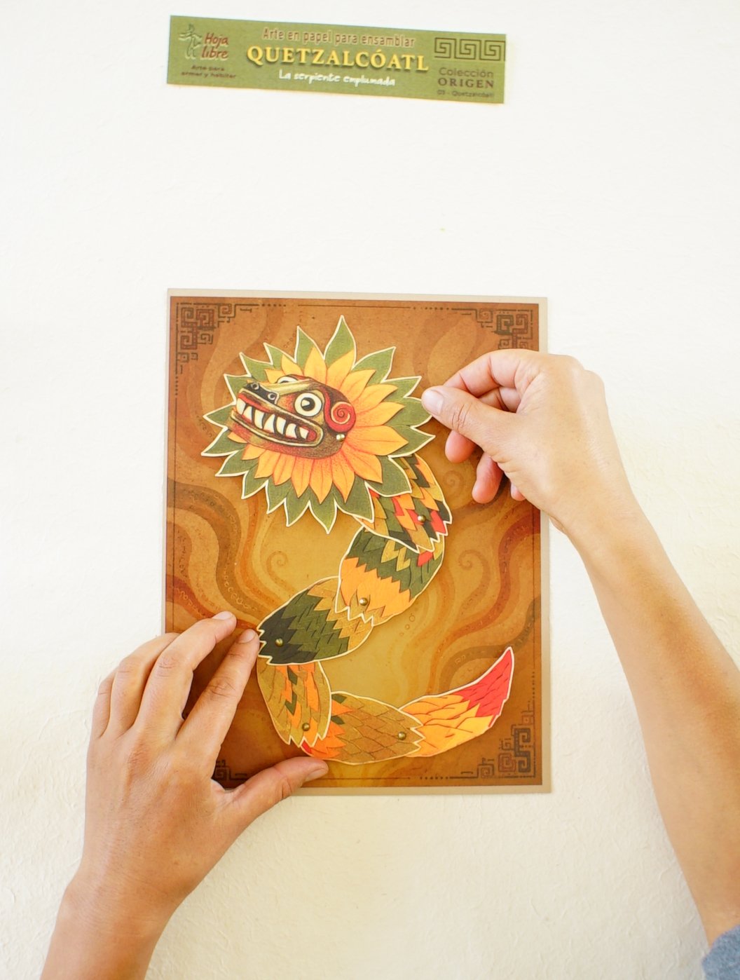 acomoda la figura en la postura que prefieras. Quetzalcoatl es una serpiente emplumada articulada, para moverla o instalarla.