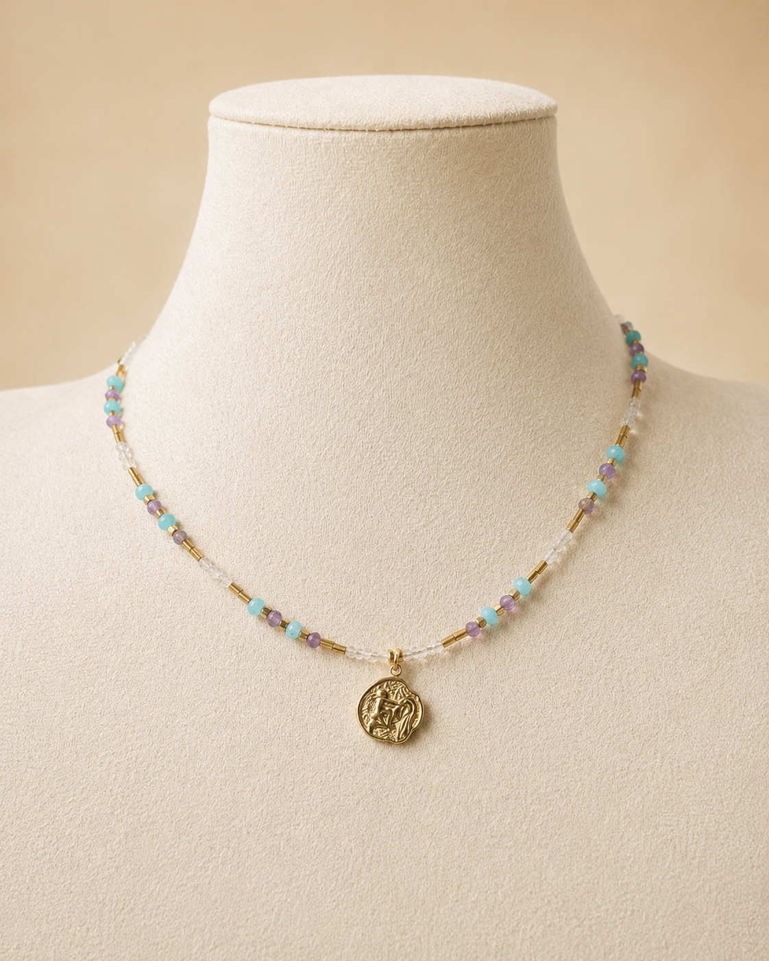 collana-acquario-pietre-naturali-manichino-lumen-jewels.jpg