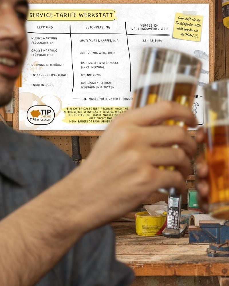 Mann mit Bierglas vor der Preisliste für die Werkstatt, Service-Tarife an der Wand über der Werkbank
