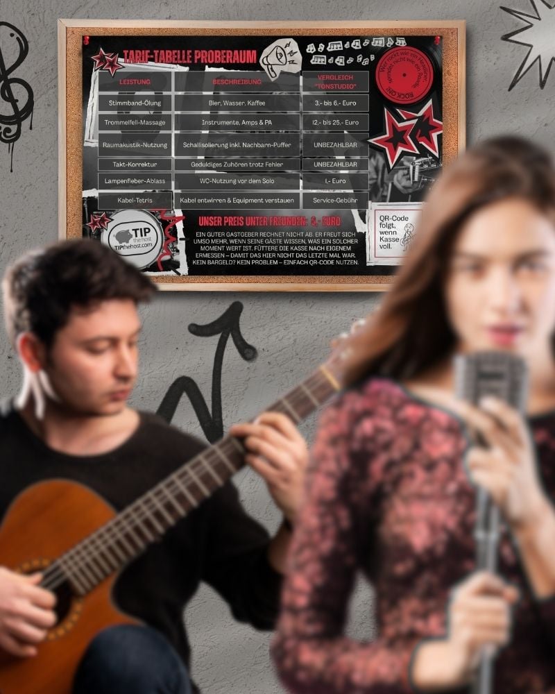 Zwei Musiker mit Gitarre und Mikrofon vor der gerahmten Preisliste für den Proberaum in der dunklen Variante an einer Graffiti-Wand