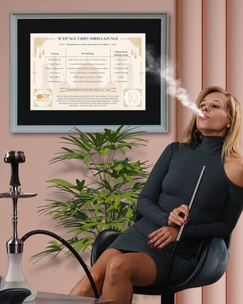 Frau mit Shisha vor der gerahmten Preisliste für die Shisha-Ecke in der hellen Variante an einer rosa Wand