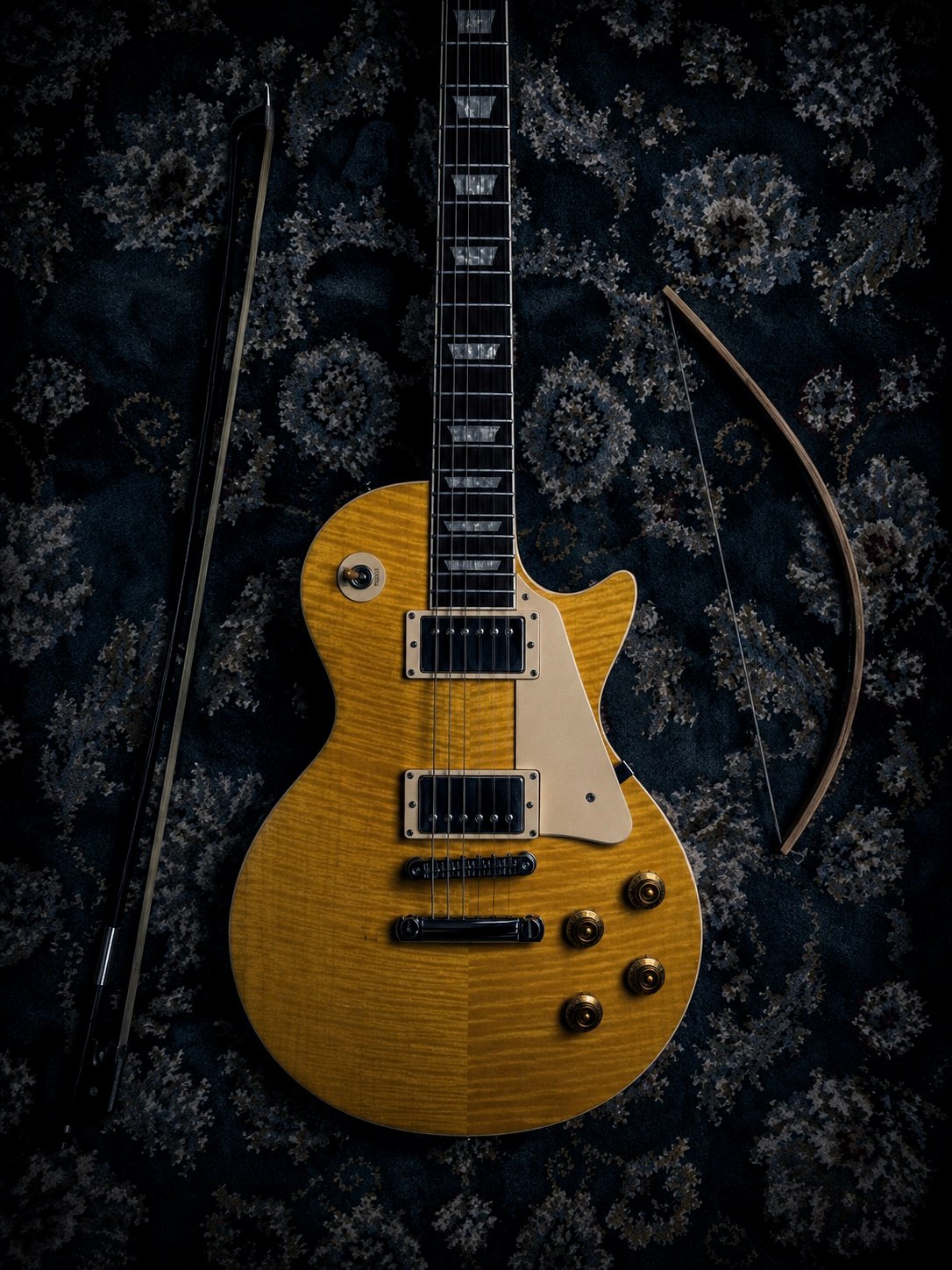 Experimental guitar sound effects for dark storytelling, with bowed textures, metallic scrapes, hits, plucks and dissonant cues. High-quality stereo WAV recordings for filmmakers, game audio, trailer editors and cinematic composers.