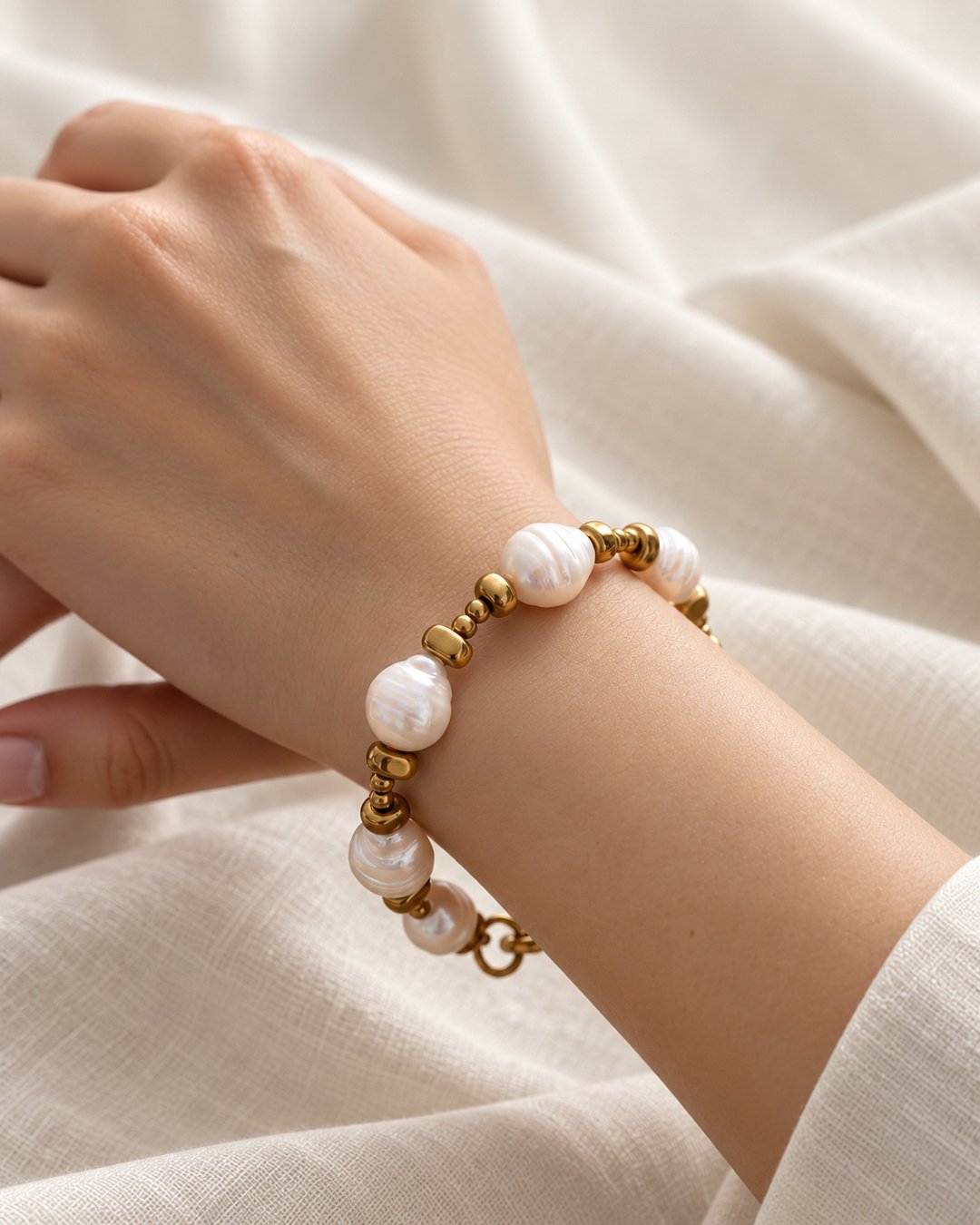 Bracciale con perle di fiume da 10 mm indossato al polso