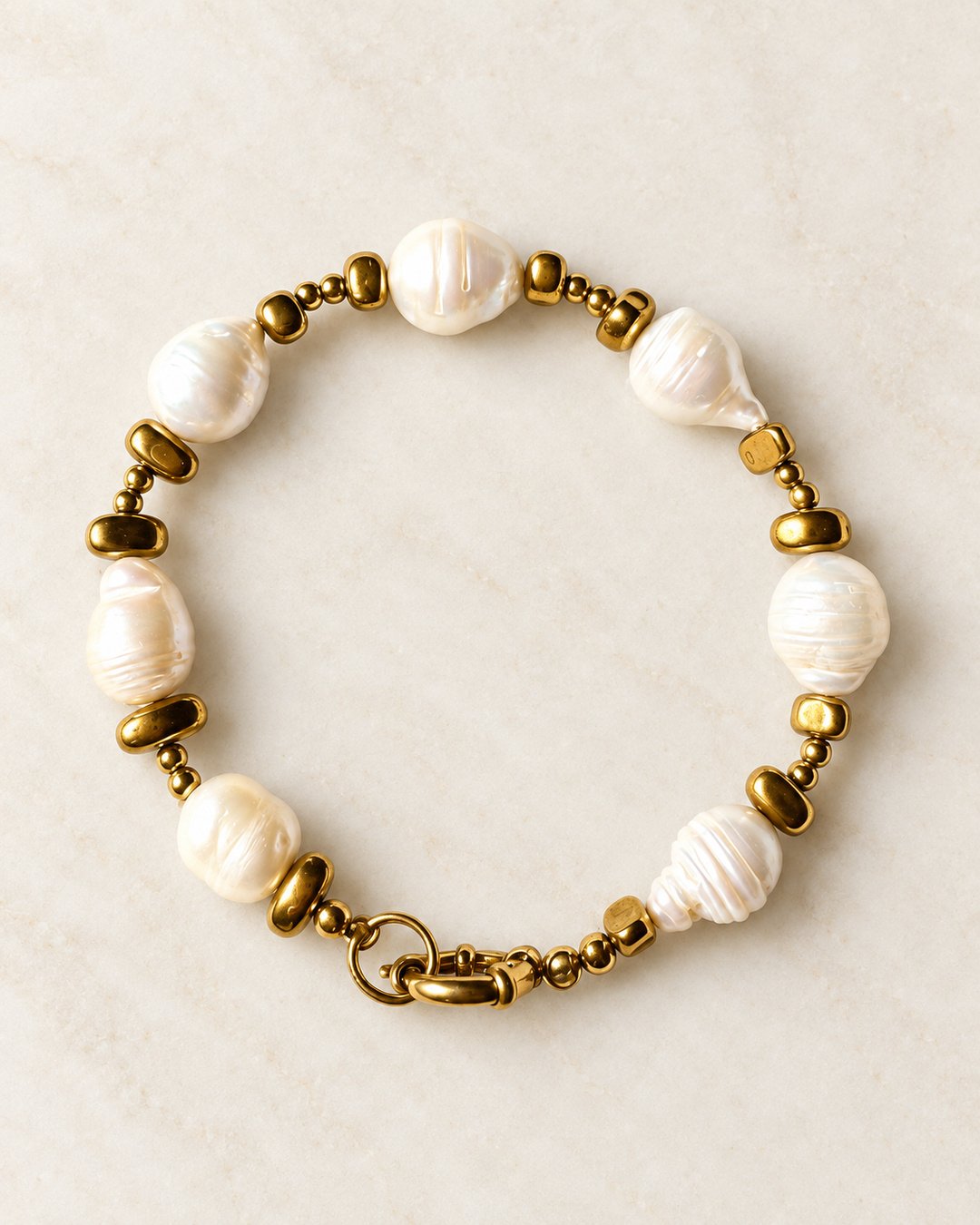 Bracciale con perle naturali e acciaio inossidabile dorato