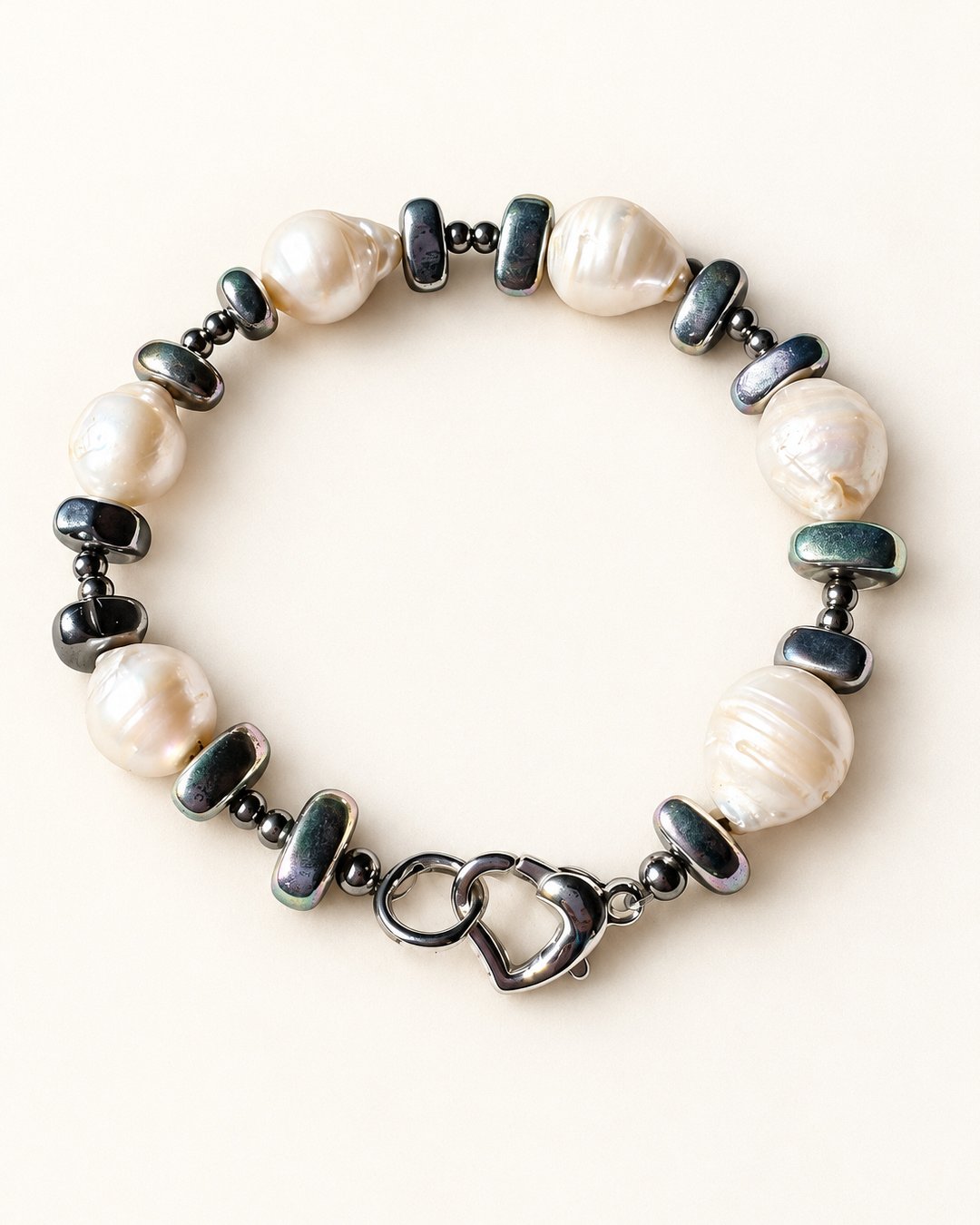 Bracciale con perle naturali e cuore in acciaio inossidabile