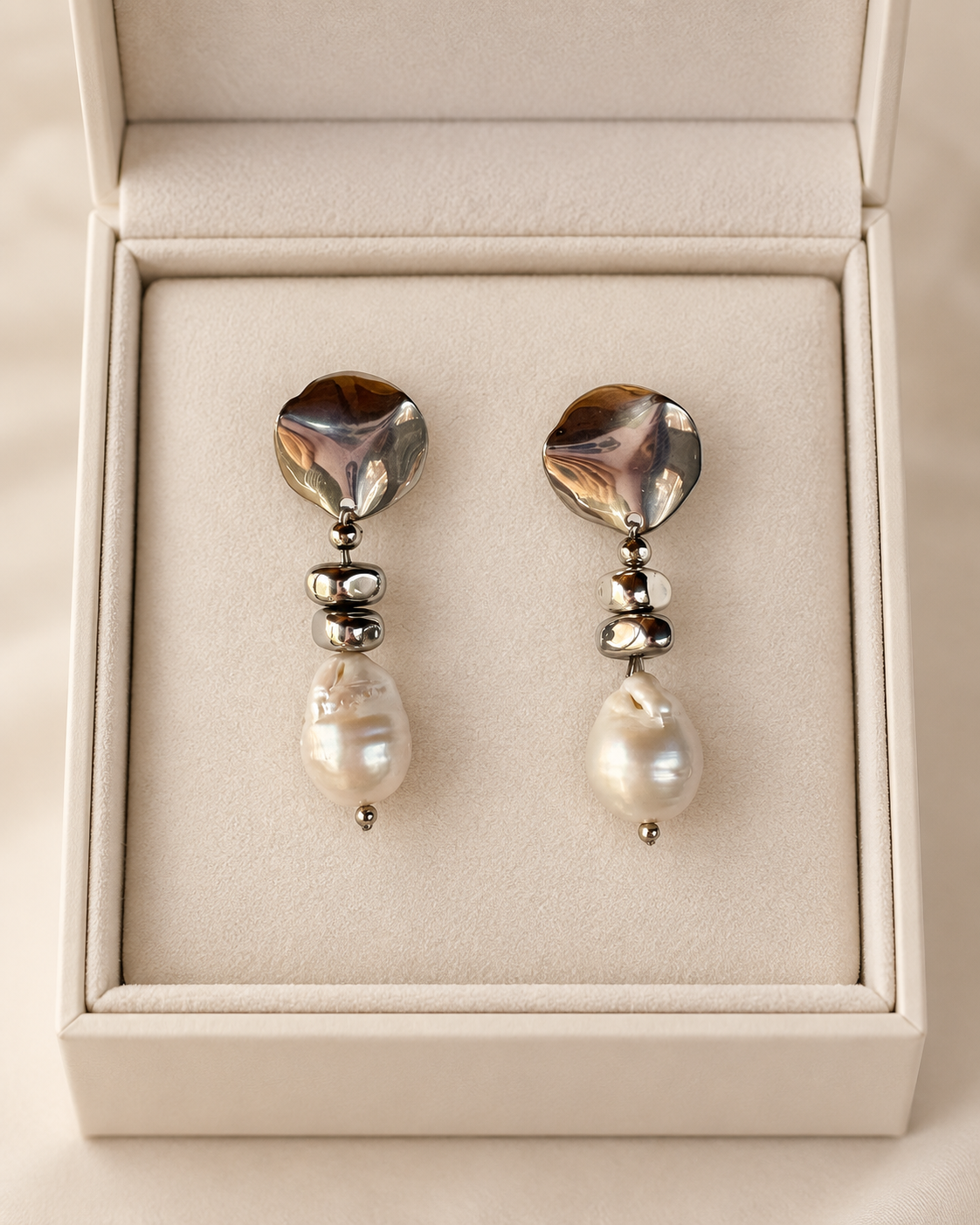 Orecchini con perle di fiume nella confezione regalo