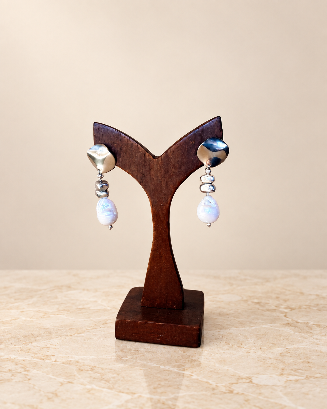 Orecchini con perle ed ematite color argento su espositore