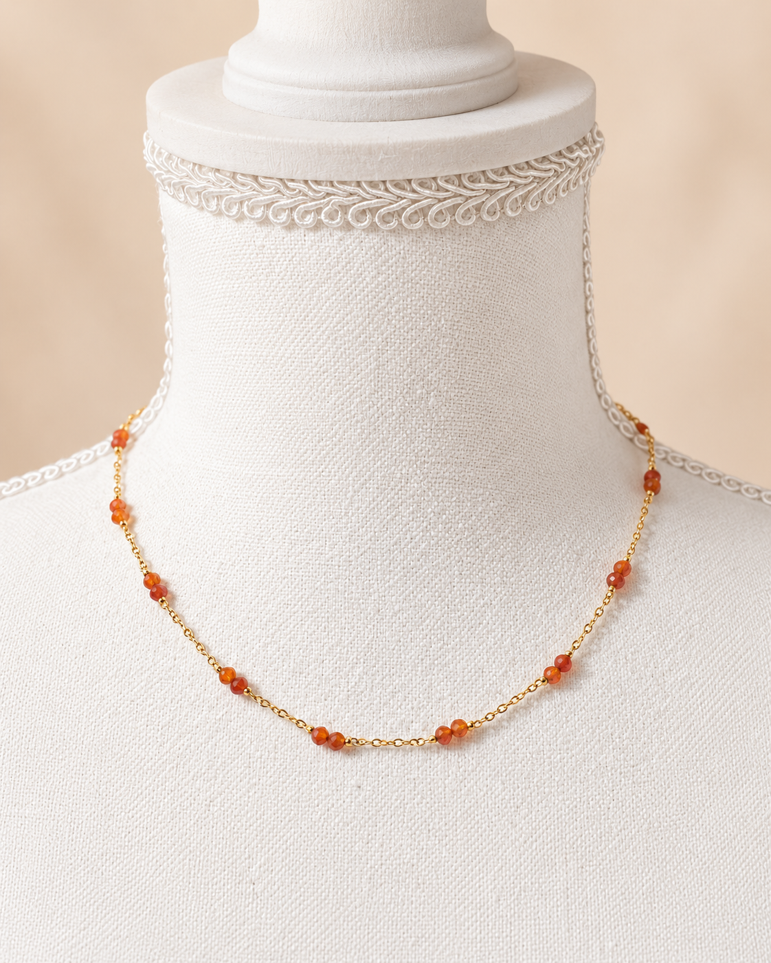 Collana minimal con granato arancione e acciaio chirurgico dorato