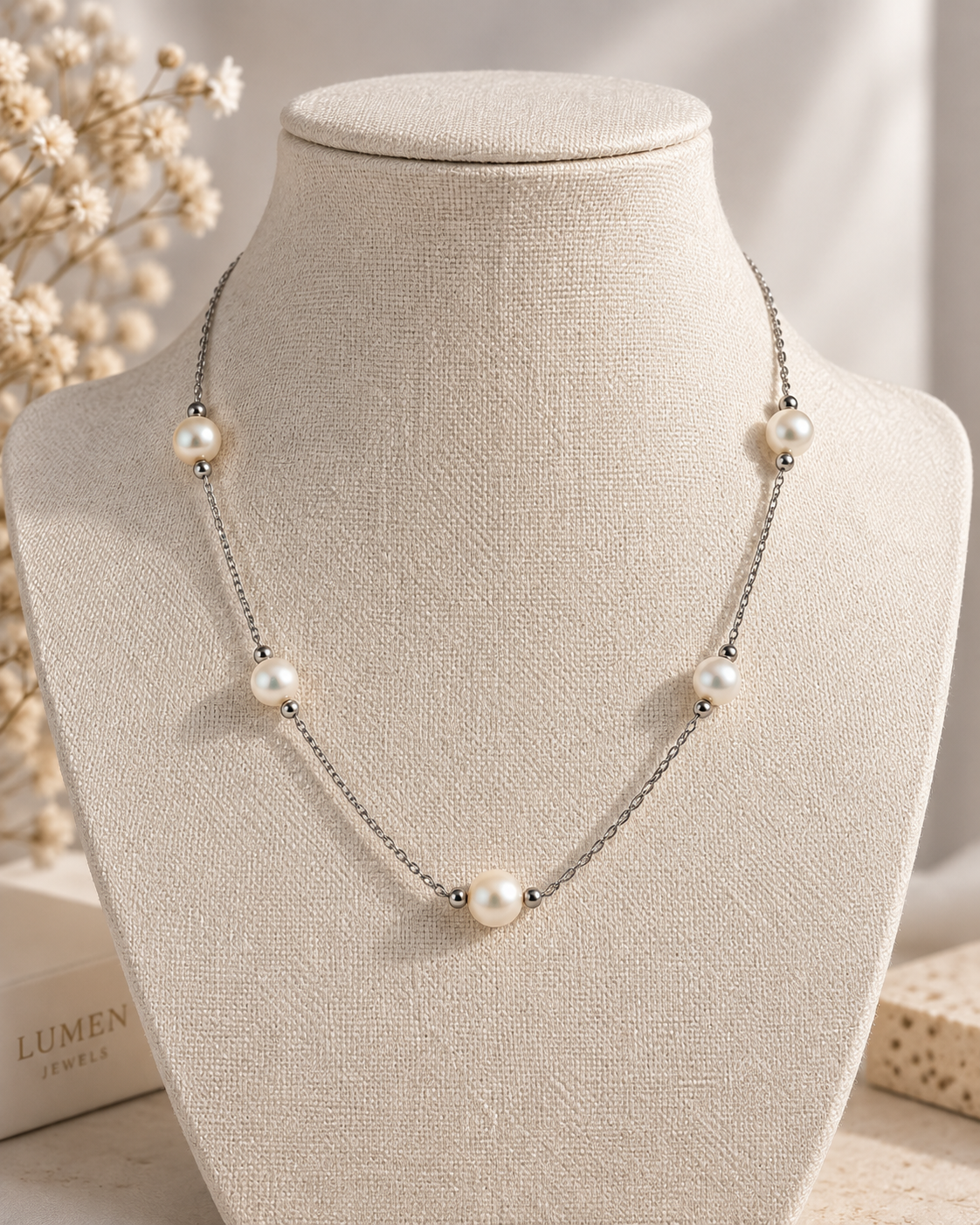 Collana minimal con perle di fiume su manichino