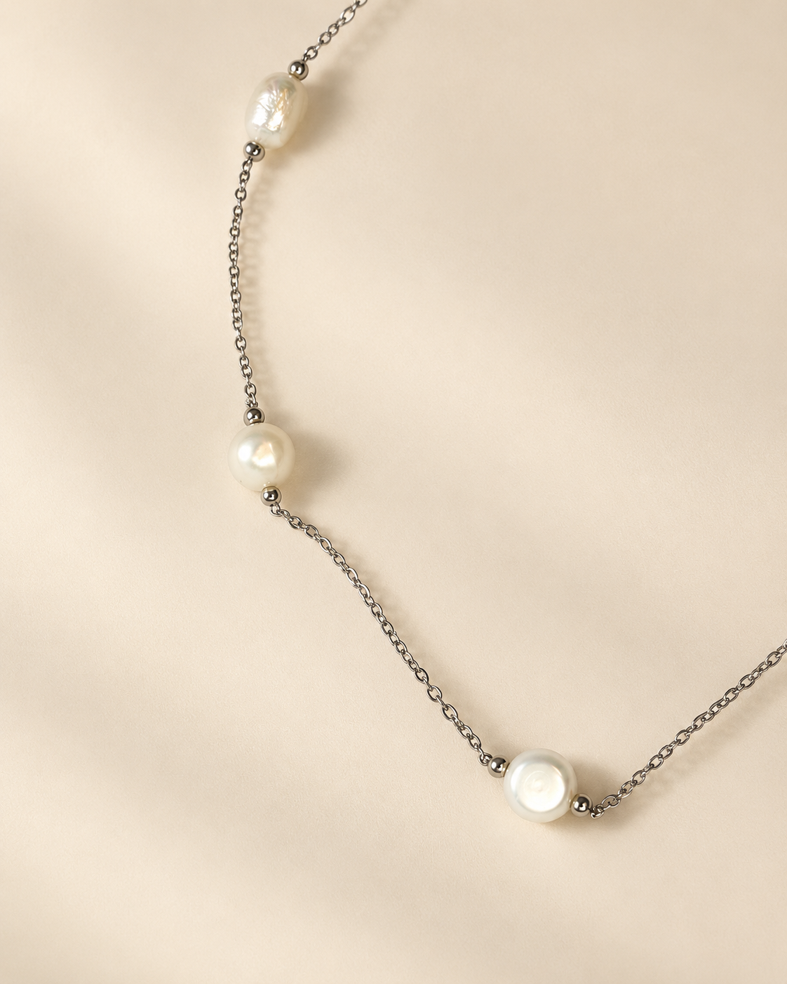 Dettaglio collana in acciaio argento e perle di fiume