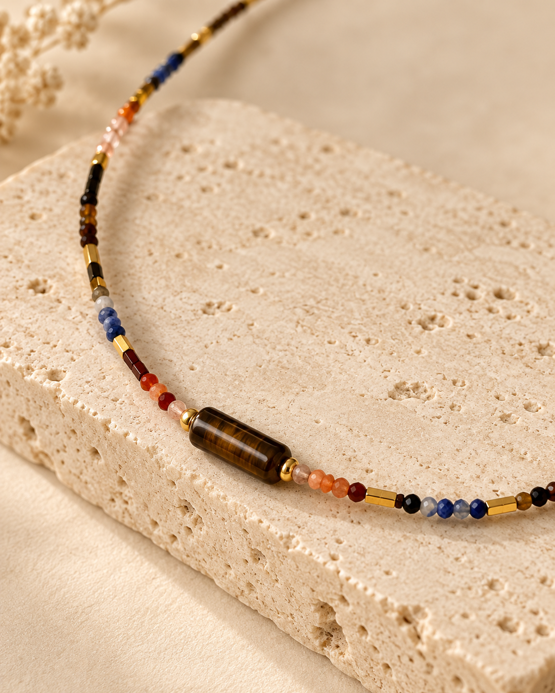 Dettaglio collana con occhio di tigre e agate