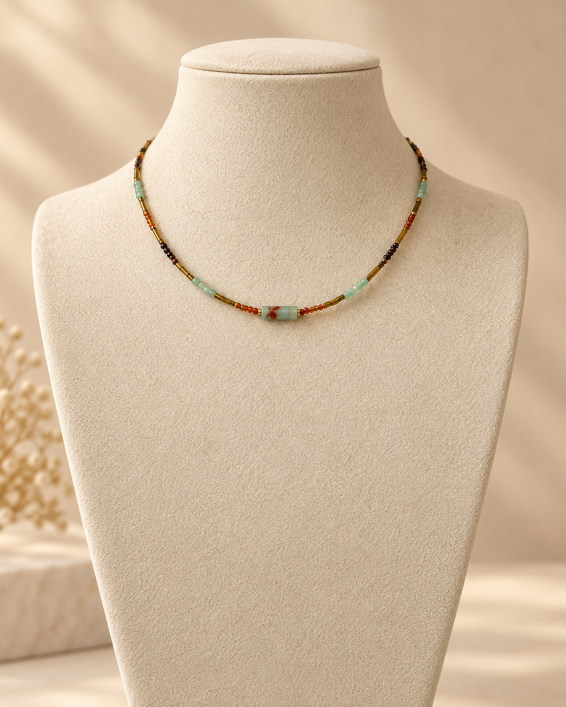 Collana Minimal Armonia di Shoushan su manichino