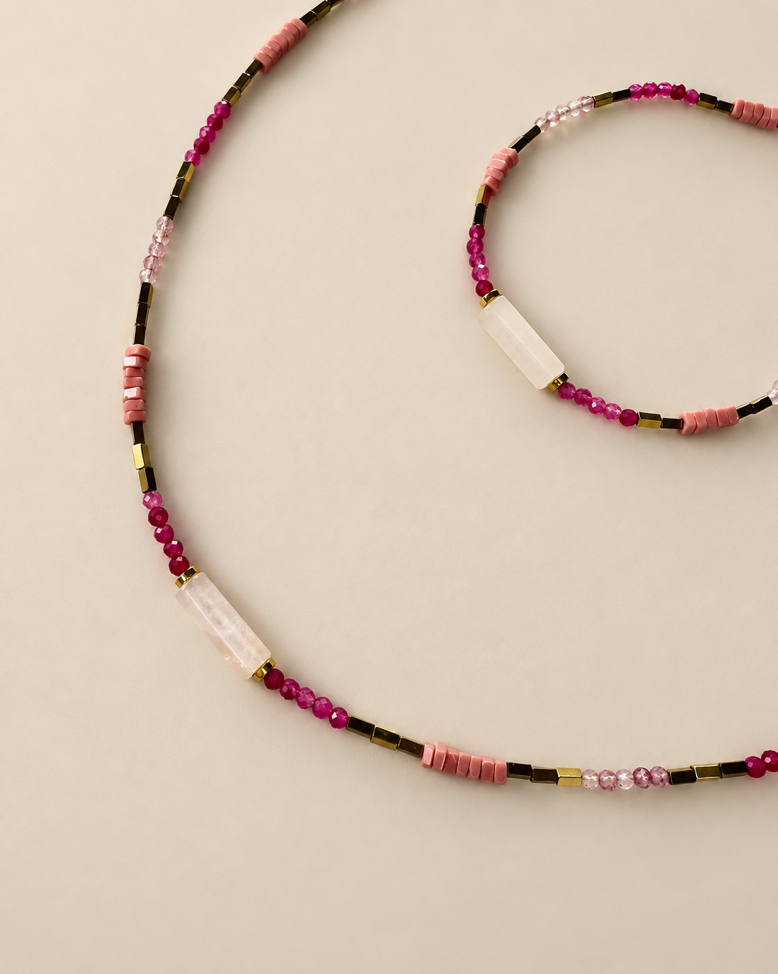 Dettaglio della collana e del bracciale Minimal Barbie con pietre naturali rosa sfaccettate.