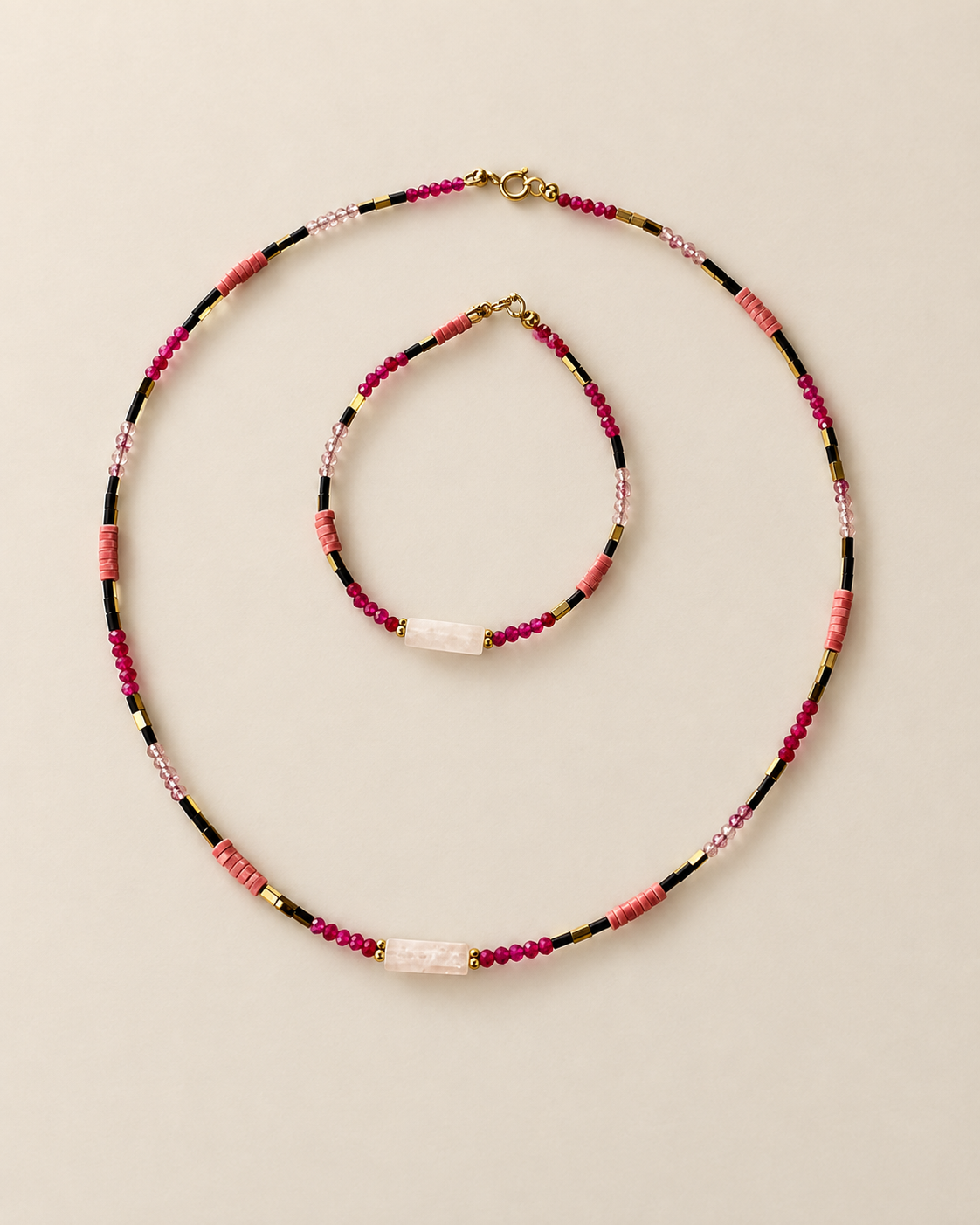 Collana Minimal Barbie esposta su supporto con quarzo rosa, diaspro rosa e dettagli color oro.