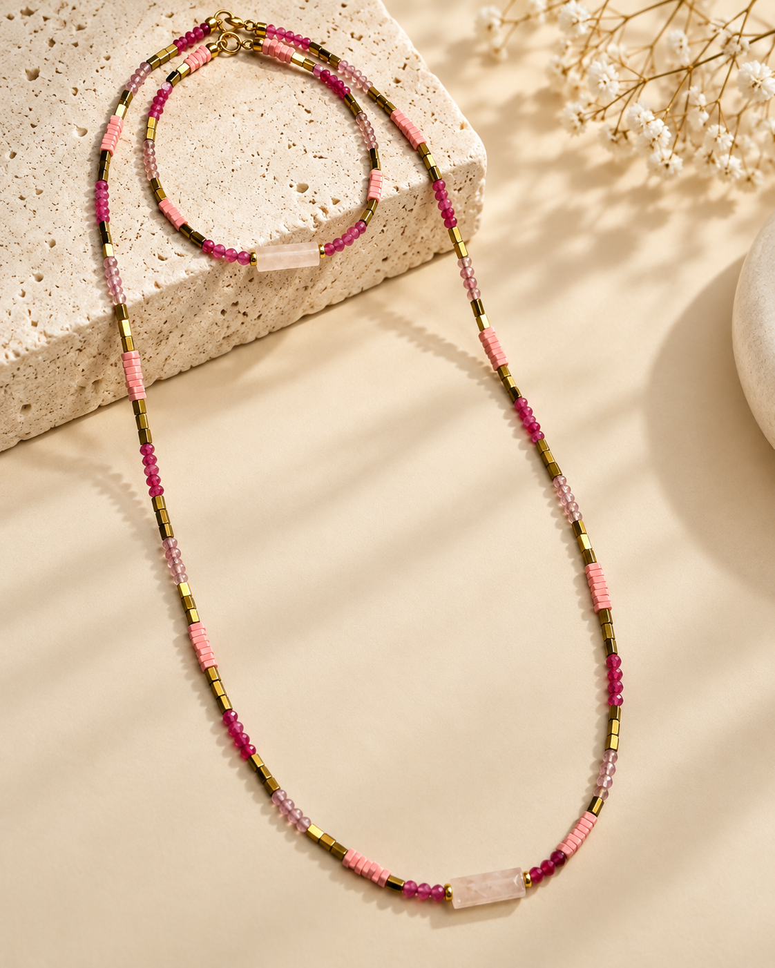 Set Minimal Barbie con collana e bracciale in quarzo rosa, quarzo fragola e dettagli dorati.