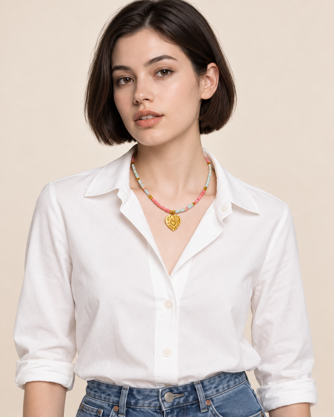 Collana Cuore in Mano Lumen Jewels indossata su modella con pietre naturali rosa, blu ed ematite