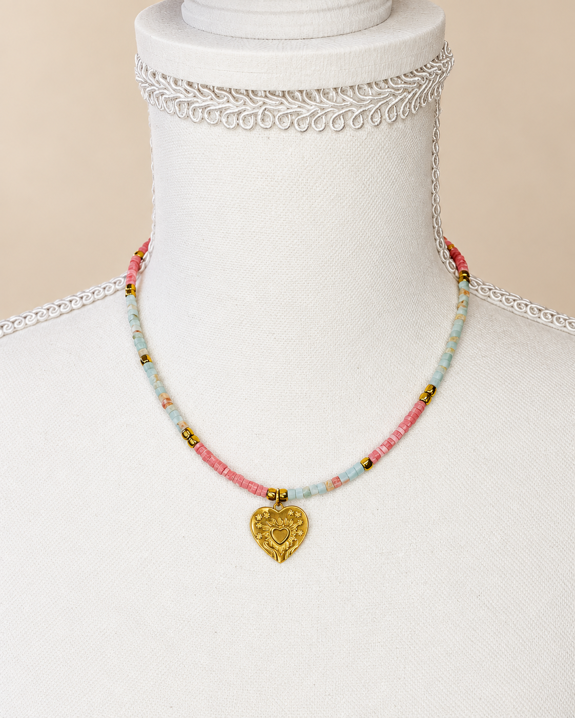 Collana Cuore in Mano in diaspro rosa, Shoushan blu ed ematite da 42 cm su manichino bianco