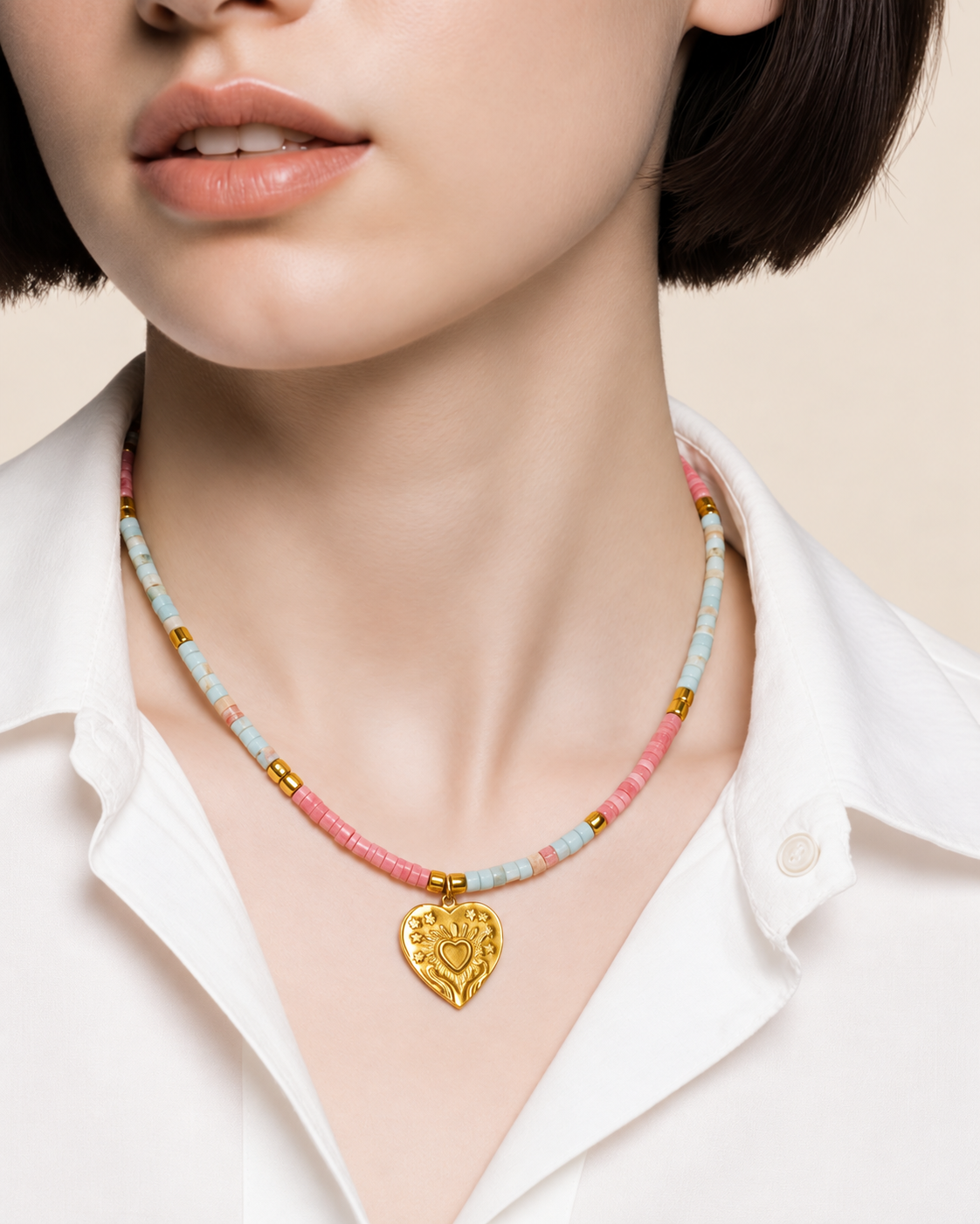 Collana artigianale Cuore in Mano con pietre naturali rosa e blu indossata al collo