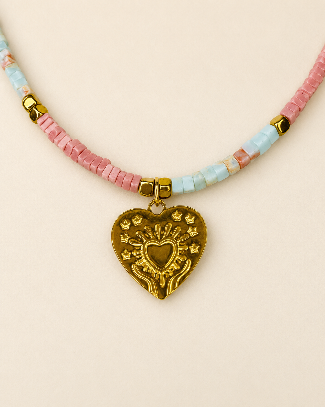 Dettaglio ciondolo Cuore in Mano e pietre quadrate naturali da 2 mm della collana Lumen Jewels