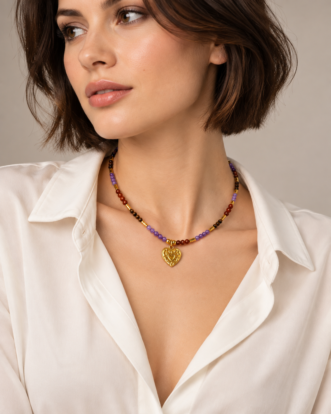 Collana artigianale Cuore in Mano con pietre naturali rosse viola e marroni indossata
