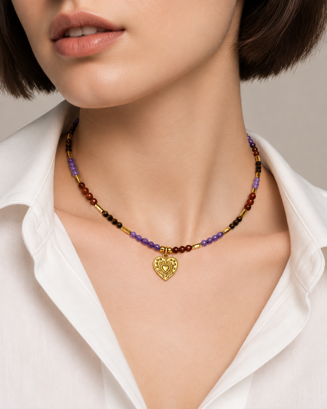 Collana Cuore in Mano Lumen Jewels con pietre naturali indossata su modella