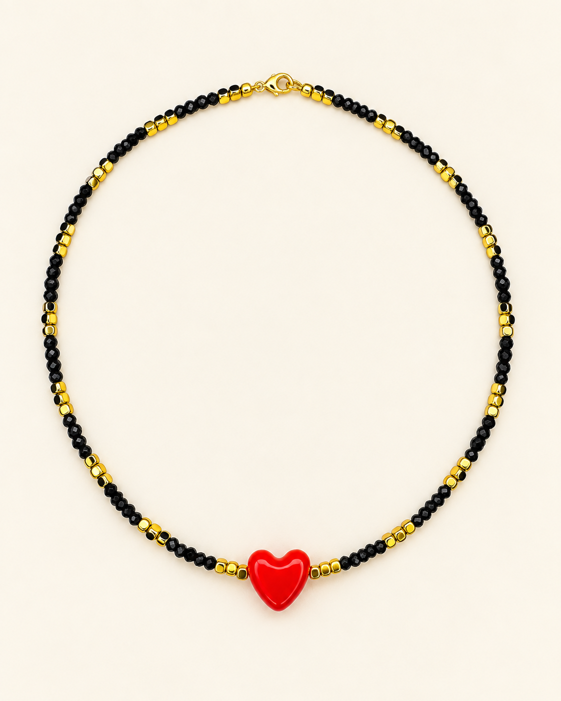 Collana da 40 cm in ossidiana nera sfaccettata con dettagli dorati e cuore rosso centrale