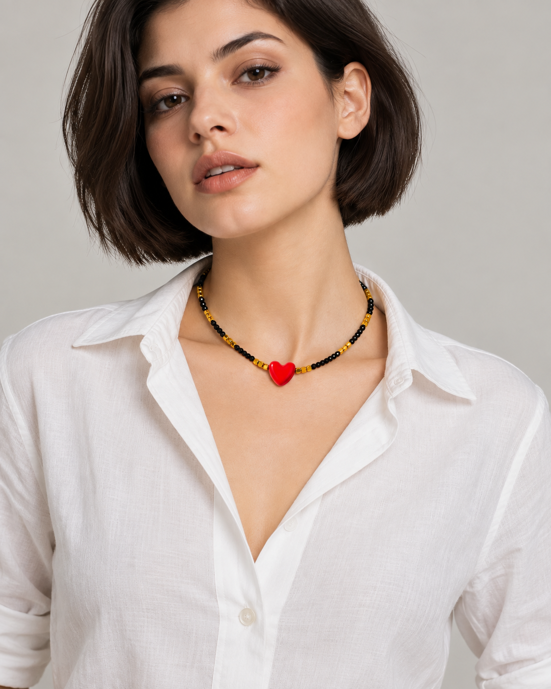 Collana Cuore Rosso Lumen Jewels con ossidiana nera e dettagli dorati indossata su modella
