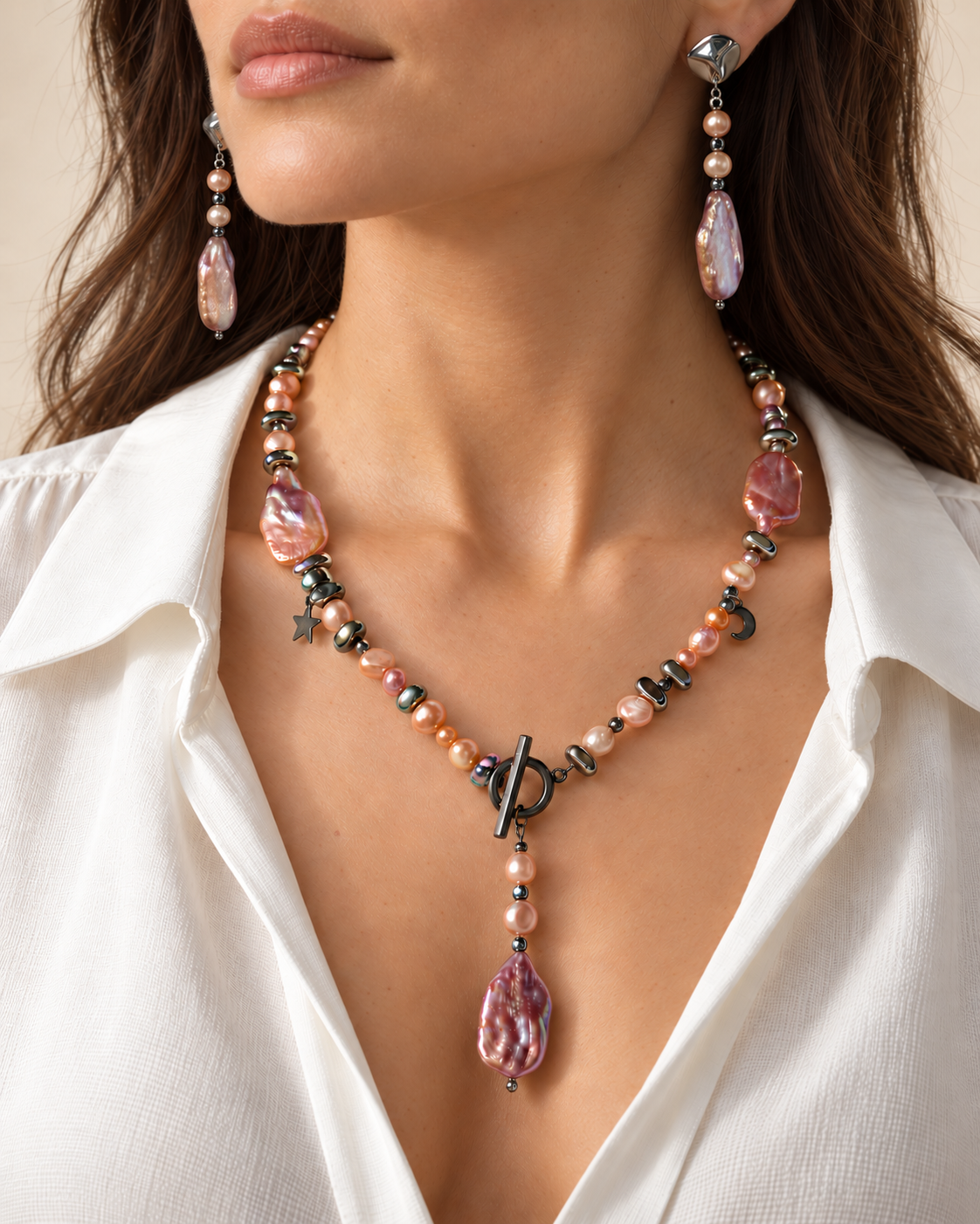 Set gioielli artigianali con collana e orecchini in perle rosa naturali artigianale con perle rosa e perle barocche naturali indossata