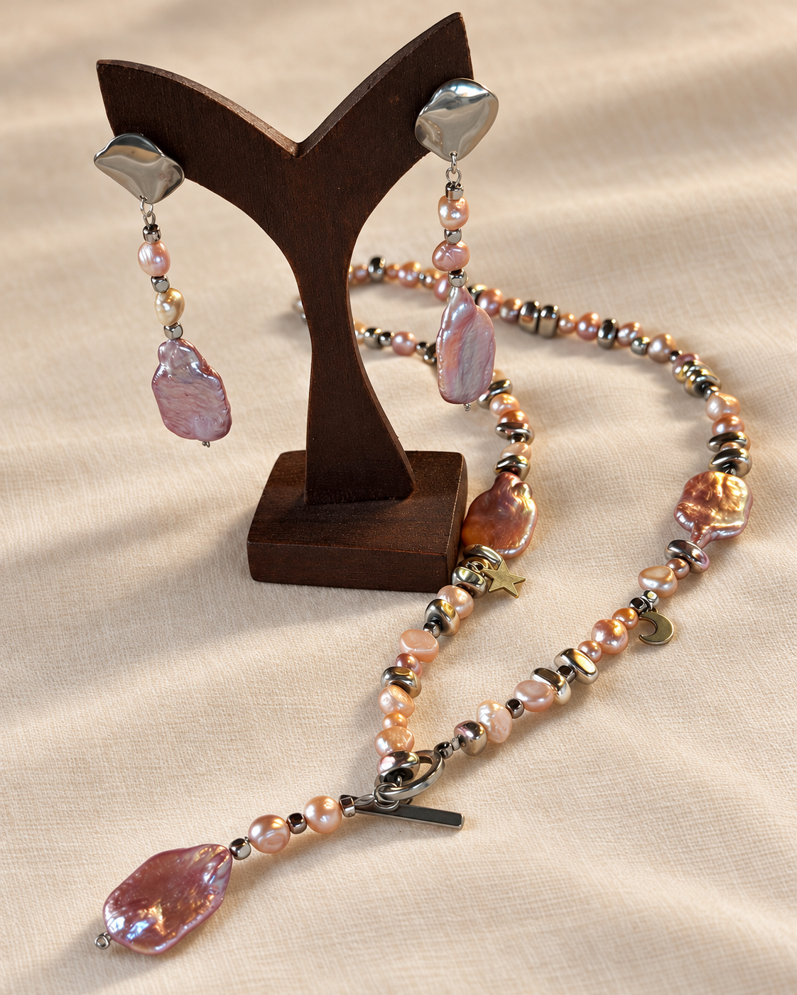 Orecchini in acciaio inox color argento con perle barocche rosa e perle d’acqua dolce naturali