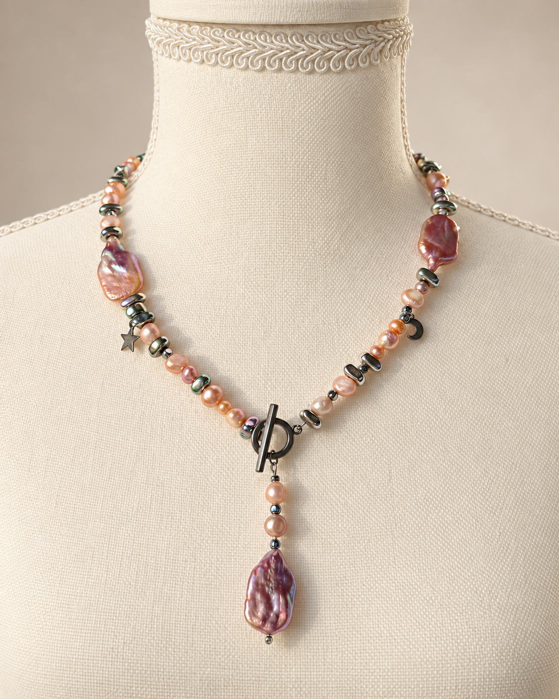Collana con perle d’acqua dolce rosa, dettagli color argento e pendente barocco