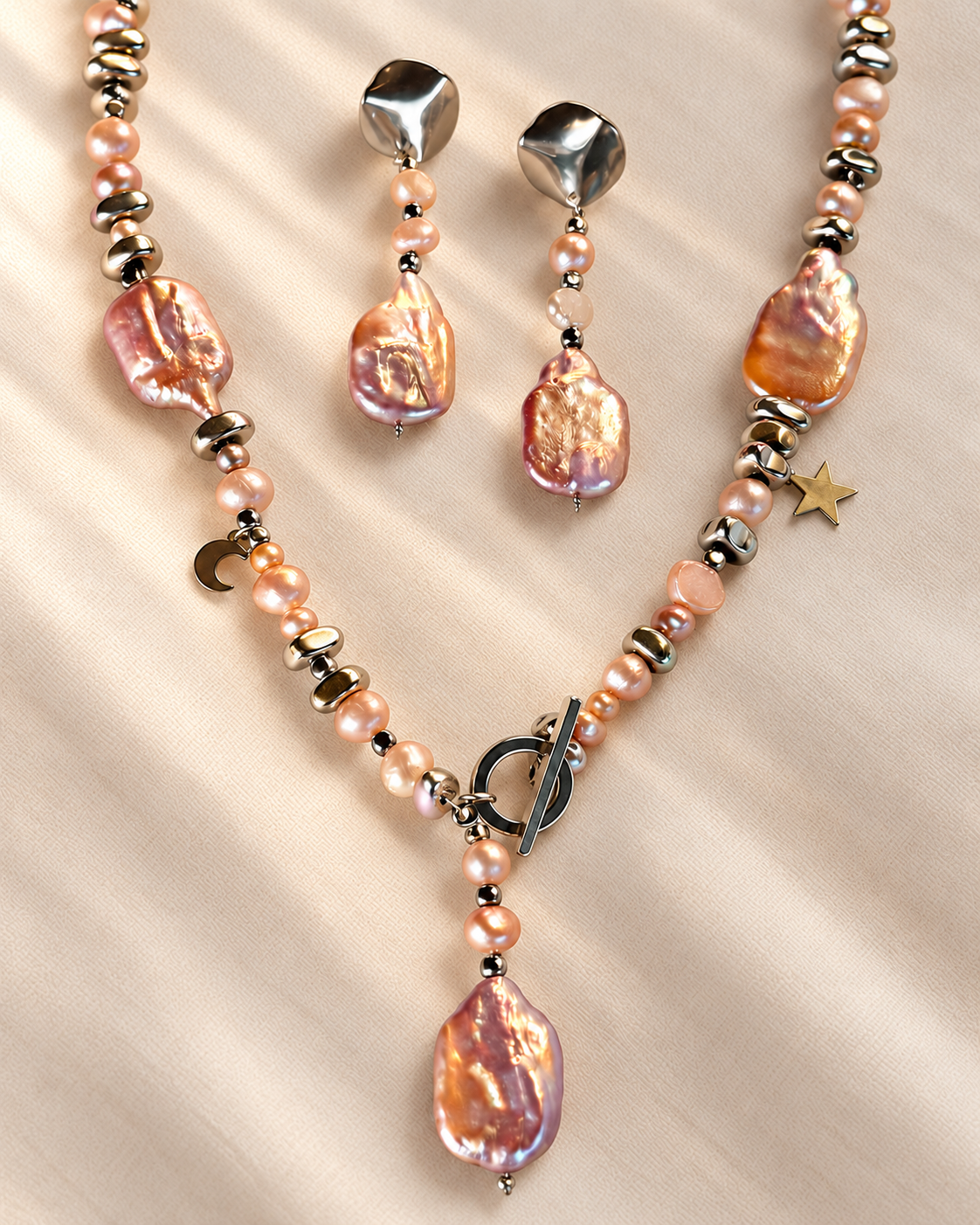 Dettaglio collana con perle rosa, ematite color argento e perle barocche naturali