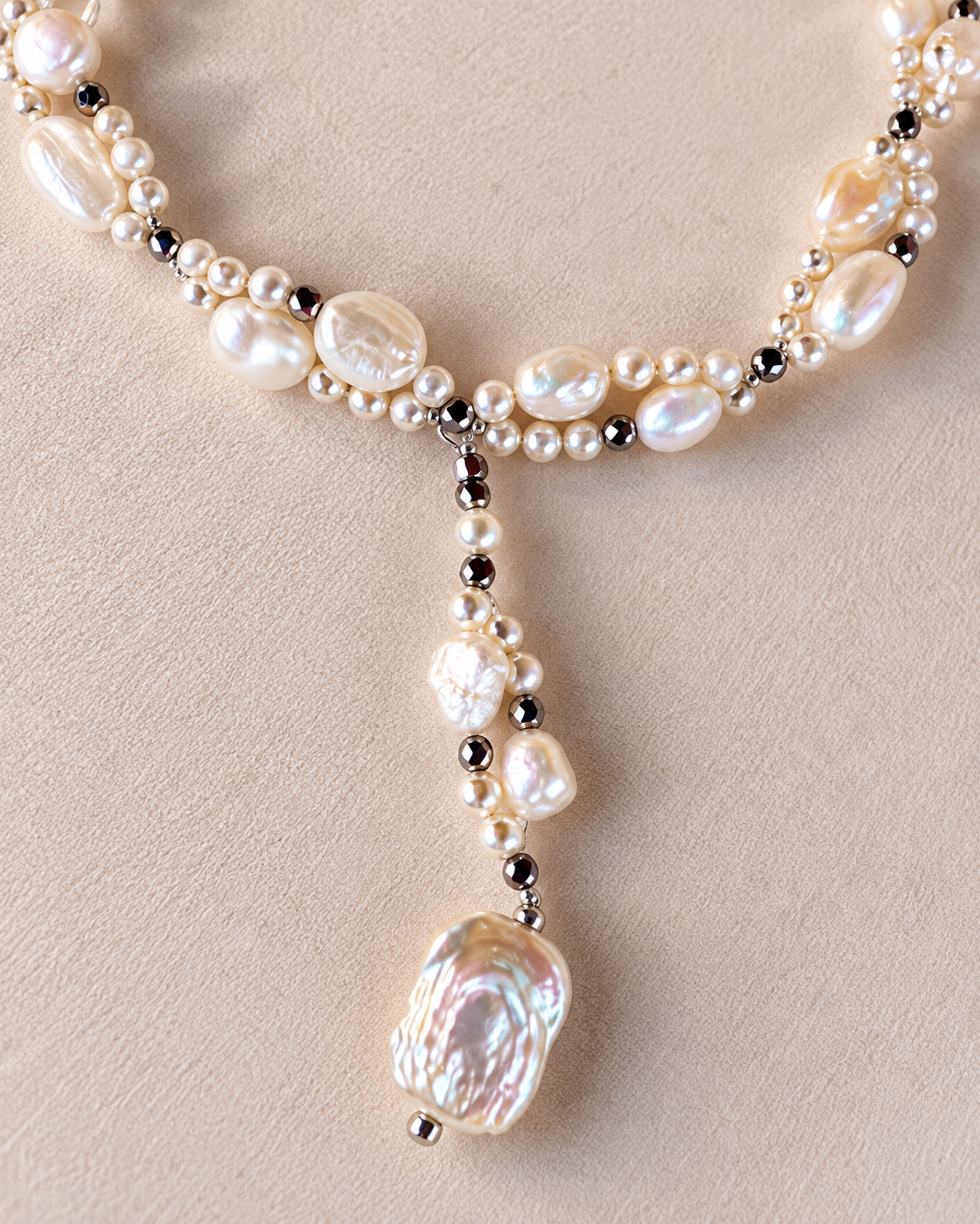 Dettaglio collana con perle bianche Swarovski e grande pendente in perla barocca naturale