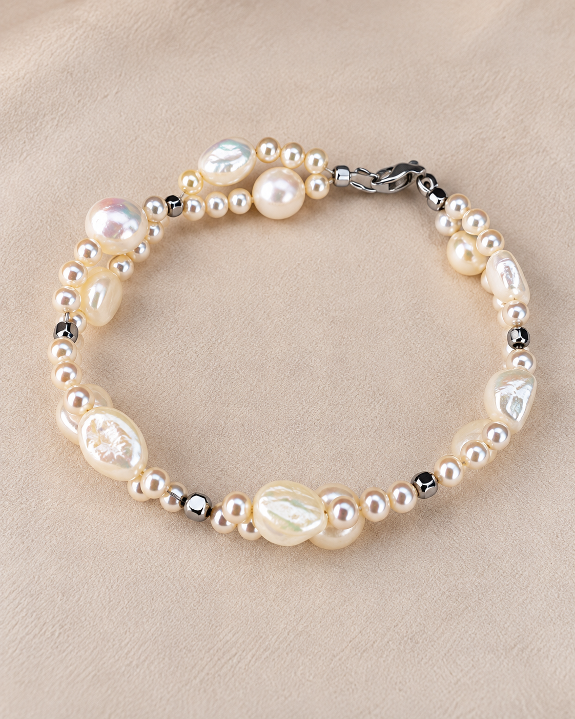 Bracciale artigianale con perle d’acqua dolce bianche e Swarovski