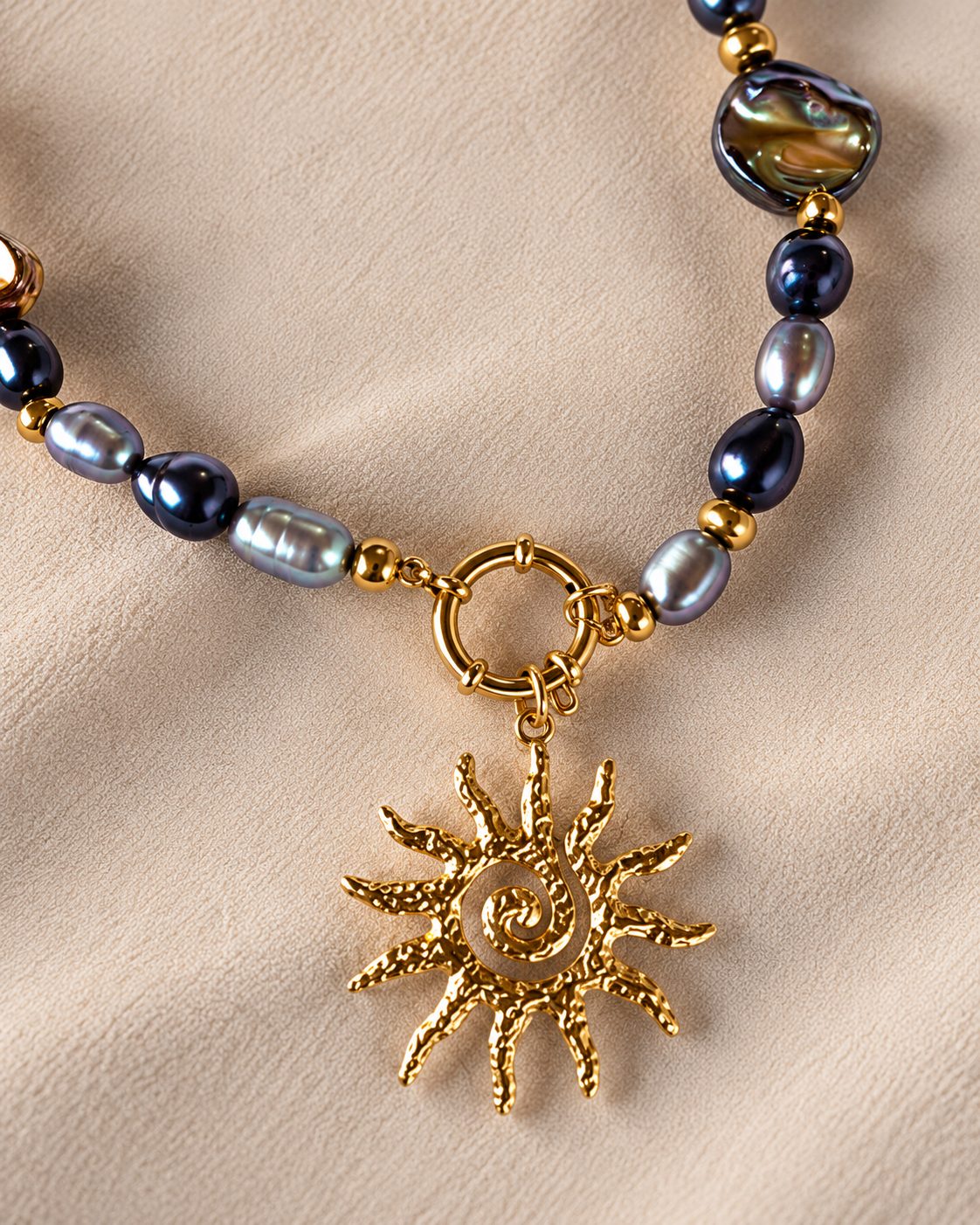 Dettaglio collana Re Sole con perle grigie madreperla e ciondolo sole