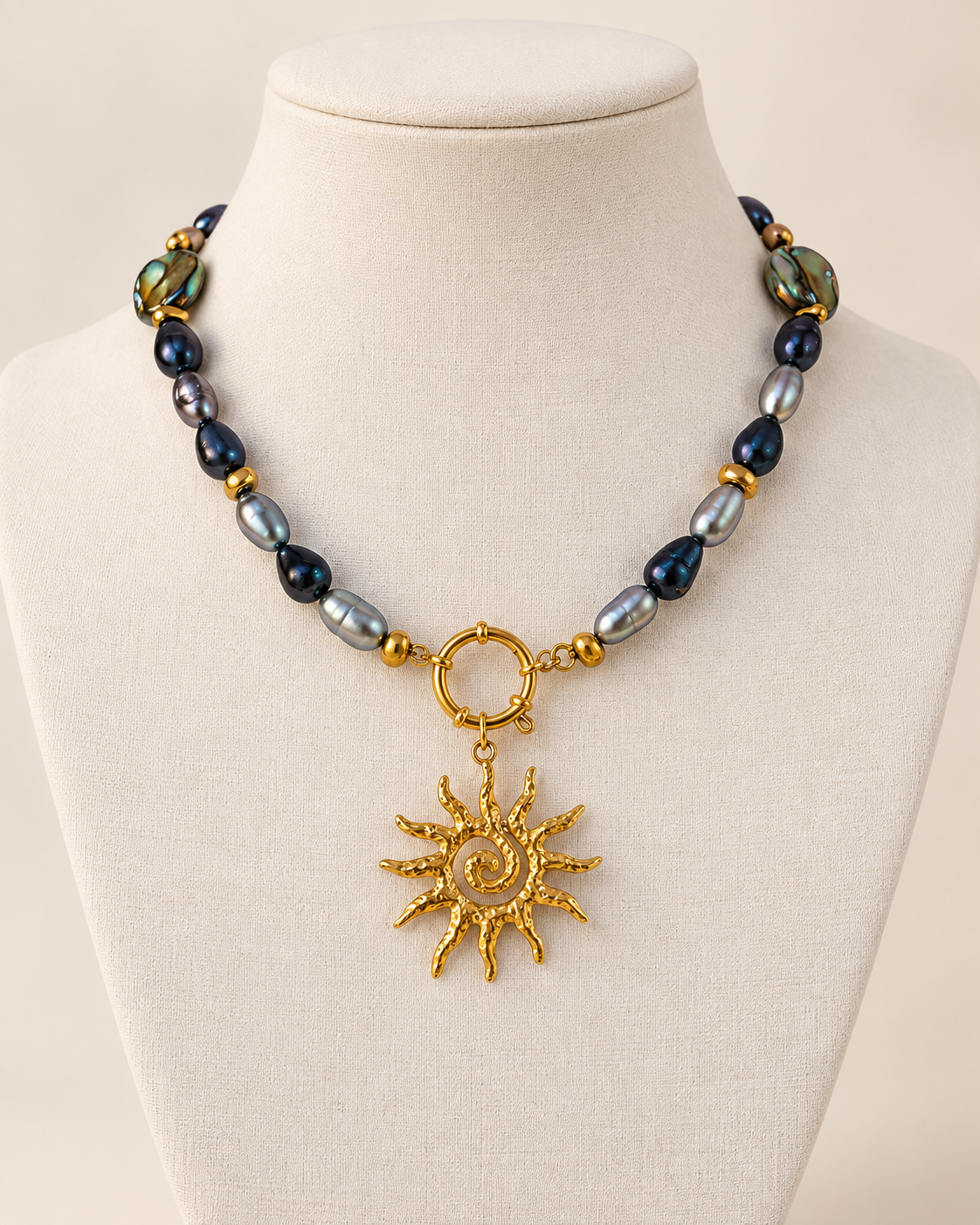 Collana Re Sole con perle grigie madreperla e ciondolo sole