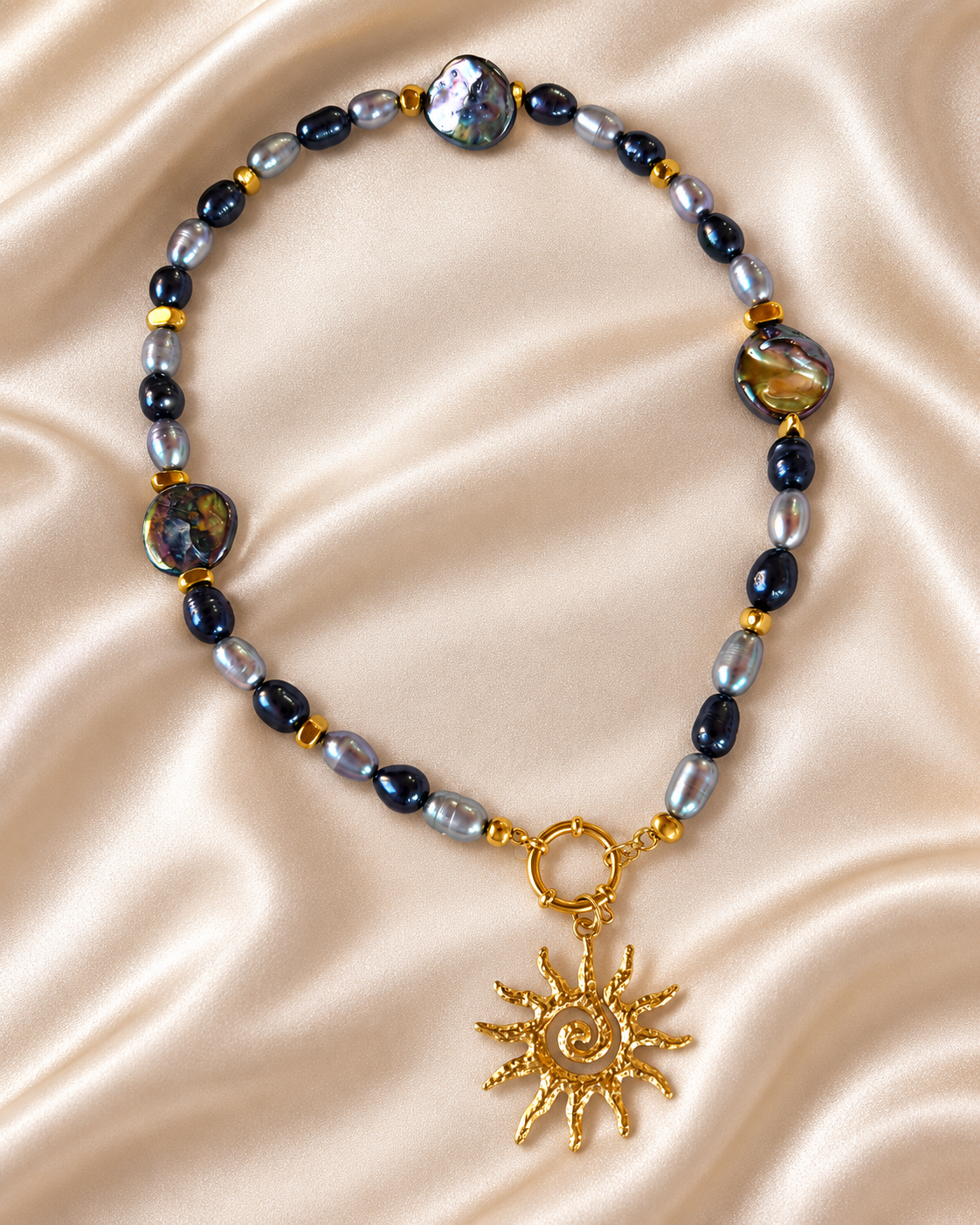 Collana Re Sole con perle grigie e scure madreperla e ciondolo dorato