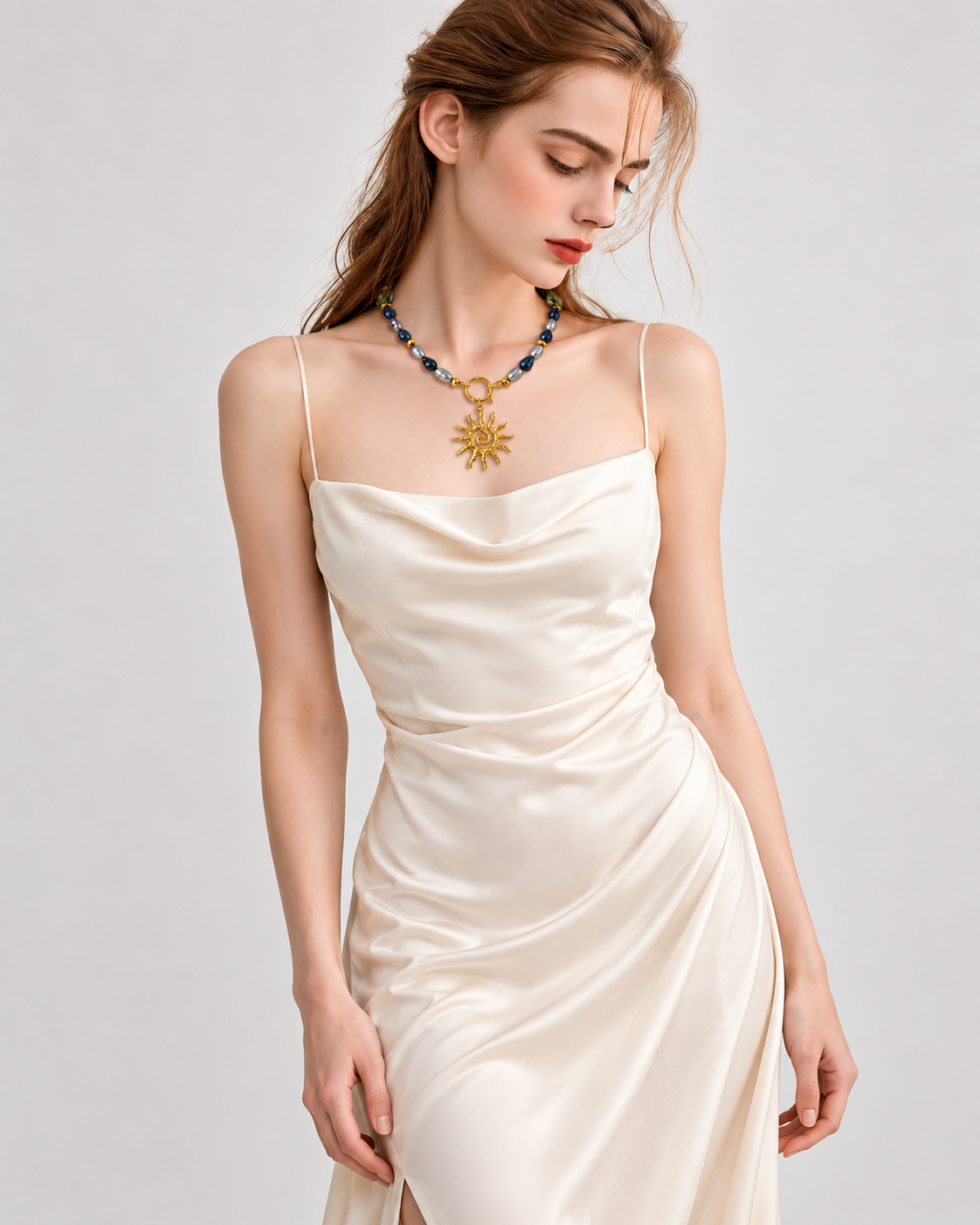 Collana Re Sole artigianale indossata con ciondolo sole e perle grigie