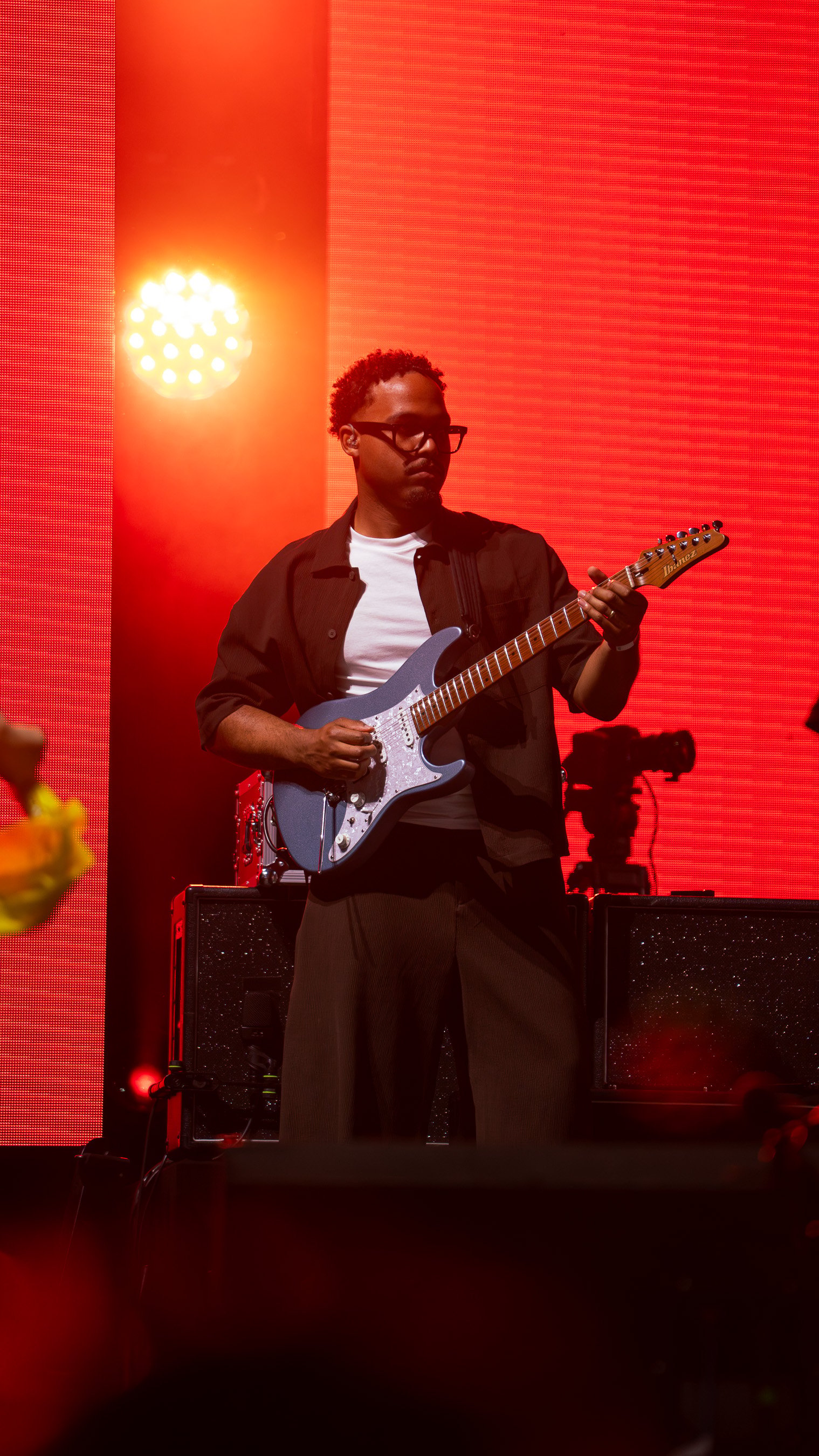Shadrien Forst playing guitar live at opwekking with Upperwav collective and Gideon Luciana